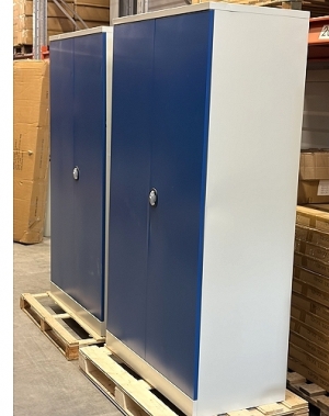 ISO TERÄSKAAPPI 4:llä hyllyllä 1950x1100x550, Pieni kuljetusvaurio!